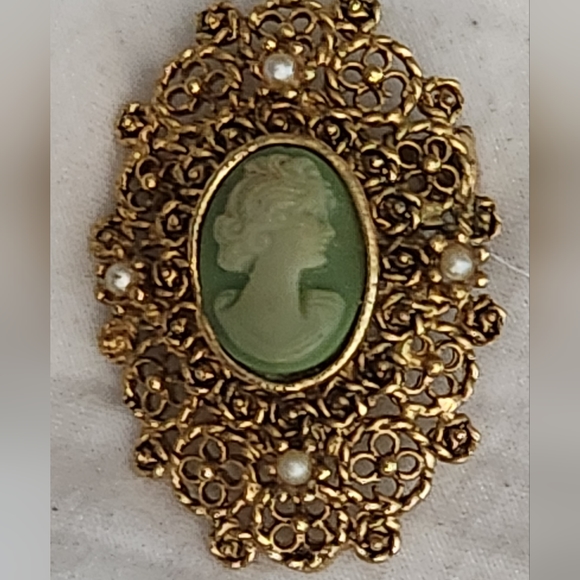 Vintage Green and Ivory Cameo , Filigree goldtone with faux pearls. 1940 era - Picture 11 of 16